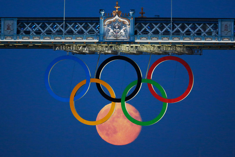 full moon olympic rings london bridge 2012 The 50 Most Perfectly Timed Photos Ever